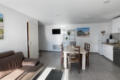 Miniature Gîte 8 personnes Chambre mansardée avec deux lits simples, parquet clair, poutres apparentes et lumière naturelle provenant d'un velux.