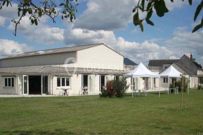 Miniature La Grande Salle extérieur Chambre mansardée avec deux lits simples, parquet clair, poutres apparentes et lumière naturelle provenant d'un velux.