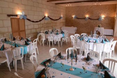 Miniature La Grange Chambre mansardée avec deux lits simples, parquet clair, poutres apparentes et lumière naturelle provenant d'un velux.