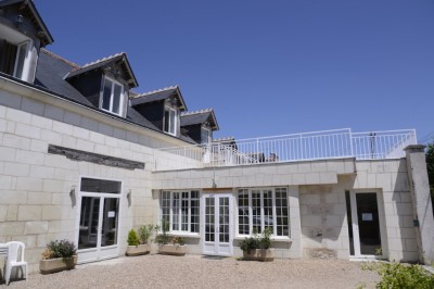 Miniature La Grange extérieur Chambre mansardée avec deux lits simples, parquet clair, poutres apparentes et lumière naturelle provenant d'un velux.