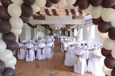 Miniature La Longère Chambre mansardée avec deux lits simples, parquet clair, poutres apparentes et lumière naturelle provenant d'un velux.