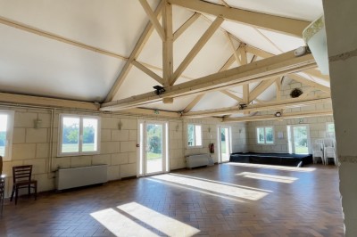 Miniature La Longère Chambre mansardée avec deux lits simples, parquet clair, poutres apparentes et lumière naturelle provenant d'un velux.