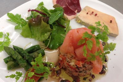 Miniature Rousseau Traiteur Chambre mansardée avec deux lits simples, parquet clair, poutres apparentes et lumière naturelle provenant d'un velux.