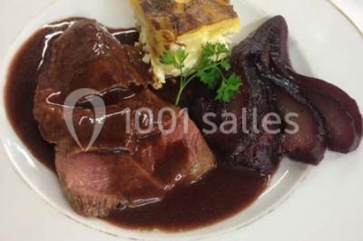 Miniature Rousseau Traiteur Chambre mansardée avec deux lits simples, parquet clair, poutres apparentes et lumière naturelle provenant d'un velux.