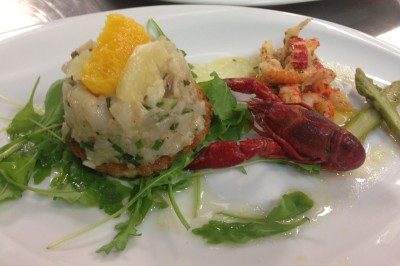 Miniature Rousseau Traiteur Chambre mansardée avec deux lits simples, parquet clair, poutres apparentes et lumière naturelle provenant d'un velux.