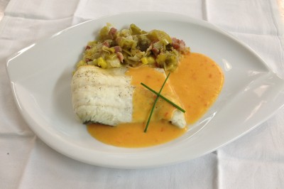 Miniature Rousseau Traiteur Chambre mansardée avec deux lits simples, parquet clair, poutres apparentes et lumière naturelle provenant d'un velux.