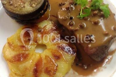 Miniature Rousseau Traiteur Chambre mansardée avec deux lits simples, parquet clair, poutres apparentes et lumière naturelle provenant d'un velux.