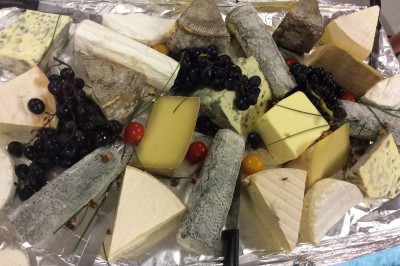 Miniature Rousseau Traiteur Chambre mansardée avec deux lits simples, parquet clair, poutres apparentes et lumière naturelle provenant d'un velux.