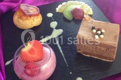 Miniature Rousseau Traiteur Chambre mansardée avec deux lits simples, parquet clair, poutres apparentes et lumière naturelle provenant d'un velux.