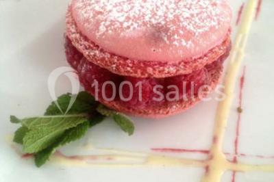 Miniature Rousseau Traiteur Chambre mansardée avec deux lits simples, parquet clair, poutres apparentes et lumière naturelle provenant d'un velux.