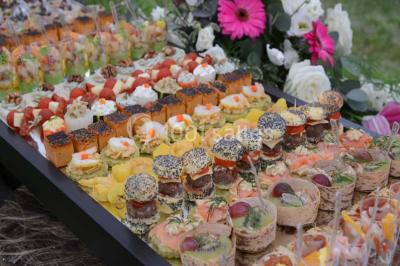 Miniature Rousseau Traiteur Chambre mansardée avec deux lits simples, parquet clair, poutres apparentes et lumière naturelle provenant d'un velux.