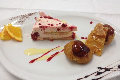 Miniature Rousseau Traiteur Chambre mansardée avec deux lits simples, parquet clair, poutres apparentes et lumière naturelle provenant d'un velux.