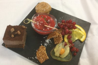 Miniature Rousseau Traiteur Chambre mansardée avec deux lits simples, parquet clair, poutres apparentes et lumière naturelle provenant d'un velux.