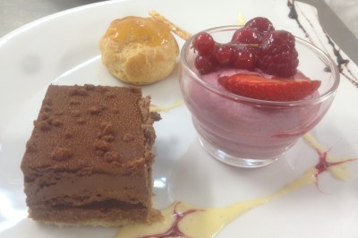 Miniature Rousseau Traiteur Chambre mansardée avec deux lits simples, parquet clair, poutres apparentes et lumière naturelle provenant d'un velux.