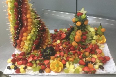 Miniature Rousseau Traiteur Chambre mansardée avec deux lits simples, parquet clair, poutres apparentes et lumière naturelle provenant d'un velux.