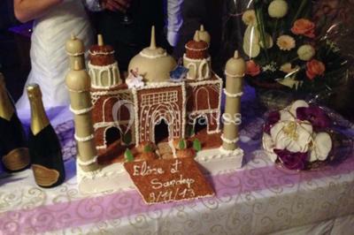 Miniature Rousseau Traiteur Chambre mansardée avec deux lits simples, parquet clair, poutres apparentes et lumière naturelle provenant d'un velux.