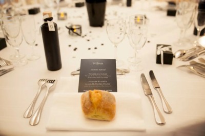 Miniature Rousseau Traiteur Chambre mansardée avec deux lits simples, parquet clair, poutres apparentes et lumière naturelle provenant d'un velux.