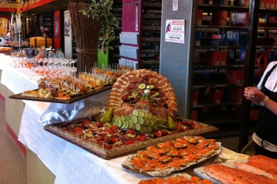 Miniature Rousseau Traiteur Chambre mansardée avec deux lits simples, parquet clair, poutres apparentes et lumière naturelle provenant d'un velux.