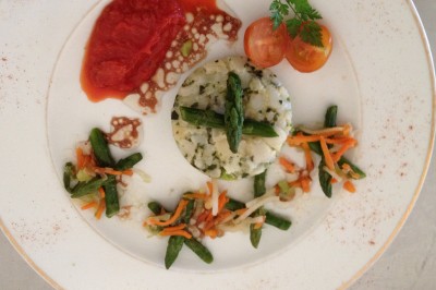 Miniature Rousseau Traiteur Chambre mansardée avec deux lits simples, parquet clair, poutres apparentes et lumière naturelle provenant d'un velux.