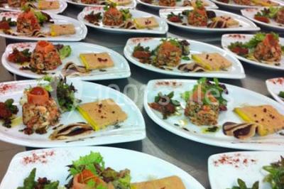 Miniature Rousseau Traiteur Chambre mansardée avec deux lits simples, parquet clair, poutres apparentes et lumière naturelle provenant d'un velux.