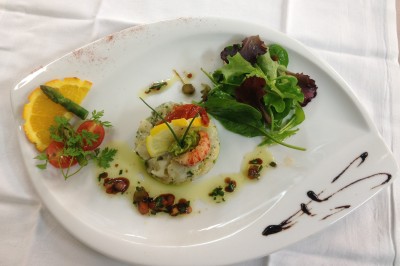 Miniature Rousseau Traiteur Chambre mansardée avec deux lits simples, parquet clair, poutres apparentes et lumière naturelle provenant d'un velux.