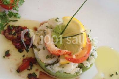 Miniature Rousseau Traiteur Chambre mansardée avec deux lits simples, parquet clair, poutres apparentes et lumière naturelle provenant d'un velux.