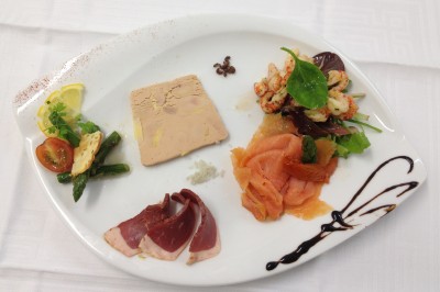 Miniature Rousseau Traiteur Chambre mansardée avec deux lits simples, parquet clair, poutres apparentes et lumière naturelle provenant d'un velux.