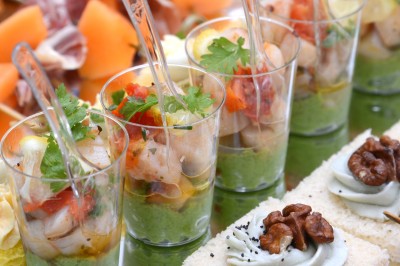 Miniature Rousseau Traiteur Chambre mansardée avec deux lits simples, parquet clair, poutres apparentes et lumière naturelle provenant d'un velux.