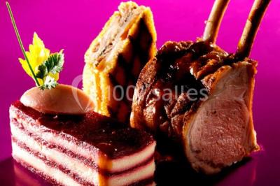 Blinis garnis de tranches de saumon fumé, crème aux herbes, rondelles de concombre et brins d'aneth.