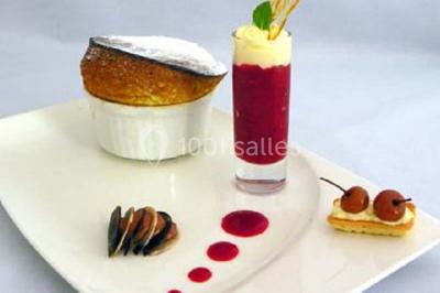 Blinis garnis de tranches de saumon fumé, crème aux herbes, rondelles de concombre et brins d'aneth.