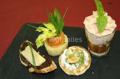 Blinis garnis de tranches de saumon fumé, crème aux herbes, rondelles de concombre et brins d'aneth.