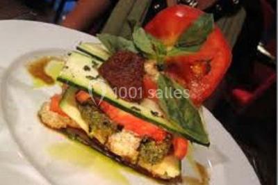 Blinis garnis de tranches de saumon fumé, crème aux herbes, rondelles de concombre et brins d'aneth.