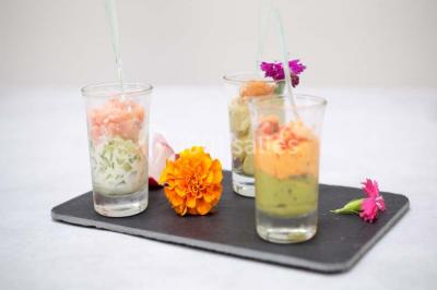 Miniature Traiteur Arsac (Gironde) - Domaine de Cordet #5 Un kiosque blanc au bord d'un étang avec une fontaine, entouré d'arbres et d'une réception en arrière-plan.