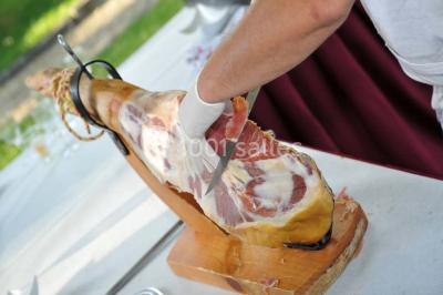 Miniature Traiteur Arsac (Gironde) - Domaine de Cordet #7 Un kiosque blanc au bord d'un étang avec une fontaine, entouré d'arbres et d'une réception en arrière-plan.