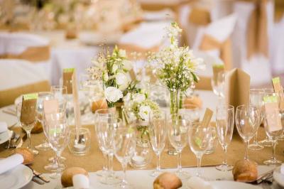 Miniature Traiteur Arsac (Gironde) - Domaine de Cordet #18 Un kiosque blanc au bord d'un étang avec une fontaine, entouré d'arbres et d'une réception en arrière-plan.