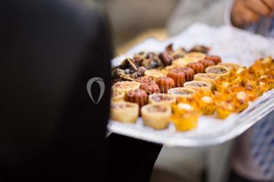 Miniature Traiteur Arsac (Gironde) - Domaine de Cordet #1 Un kiosque blanc au bord d'un étang avec une fontaine, entouré d'arbres et d'une réception en arrière-plan.