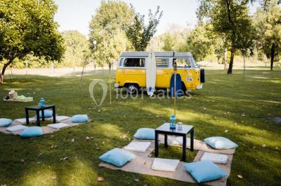 Miniature Traiteur Arsac (Gironde) - Domaine de Cordet #26 Un kiosque blanc au bord d'un étang avec une fontaine, entouré d'arbres et d'une réception en arrière-plan.