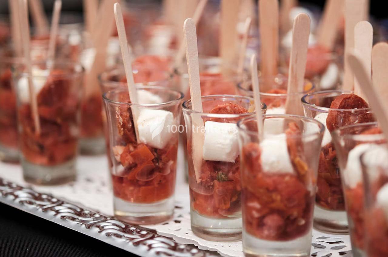 Traiteur Arsac (Gironde) - Domaine de Cordet #3 Verrines garnies de dés de fromage, morceaux de chorizo et sauce tomate, présentées avec des bâtonnets en bois.