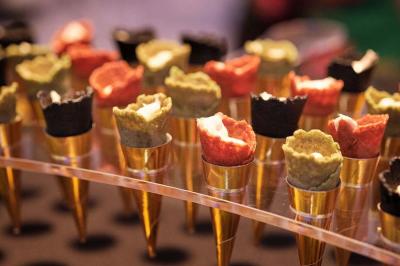 Miniature Traiteur Arsac (Gironde) - Domaine de Cordet #2 Un kiosque blanc au bord d'un étang avec une fontaine, entouré d'arbres et d'une réception en arrière-plan.