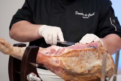 Miniature Traiteur Arsac (Gironde) - Domaine de Cordet #6 Un kiosque blanc au bord d'un étang avec une fontaine, entouré d'arbres et d'une réception en arrière-plan.