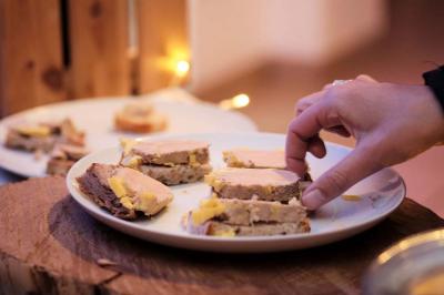 Miniature Traiteur Arsac (Gironde) - Domaine de Cordet #14 Un kiosque blanc au bord d'un étang avec une fontaine, entouré d'arbres et d'une réception en arrière-plan.