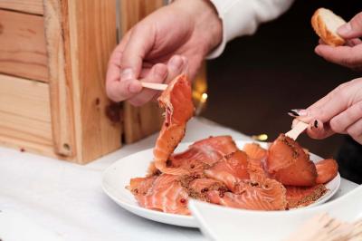 Miniature Traiteur Arsac (Gironde) - Domaine de Cordet #10 Un kiosque blanc au bord d'un étang avec une fontaine, entouré d'arbres et d'une réception en arrière-plan.