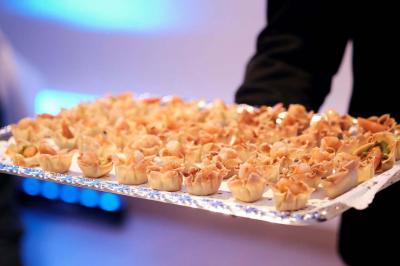 Miniature Traiteur Arsac (Gironde) - Domaine de Cordet #15 Un kiosque blanc au bord d'un étang avec une fontaine, entouré d'arbres et d'une réception en arrière-plan.