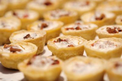 Miniature Traiteur Arsac (Gironde) - Domaine de Cordet #17 Un kiosque blanc au bord d'un étang avec une fontaine, entouré d'arbres et d'une réception en arrière-plan.