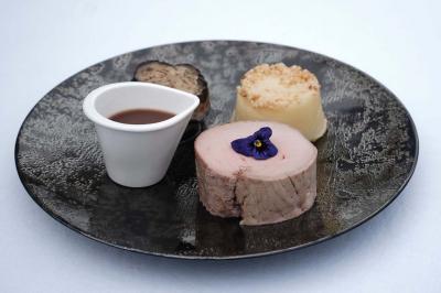 Miniature Traiteur Arsac (Gironde) - Domaine de Cordet #20 Un kiosque blanc au bord d'un étang avec une fontaine, entouré d'arbres et d'une réception en arrière-plan.