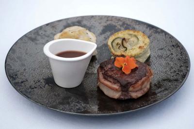 Miniature Traiteur Arsac (Gironde) - Domaine de Cordet #21 Un kiosque blanc au bord d'un étang avec une fontaine, entouré d'arbres et d'une réception en arrière-plan.
