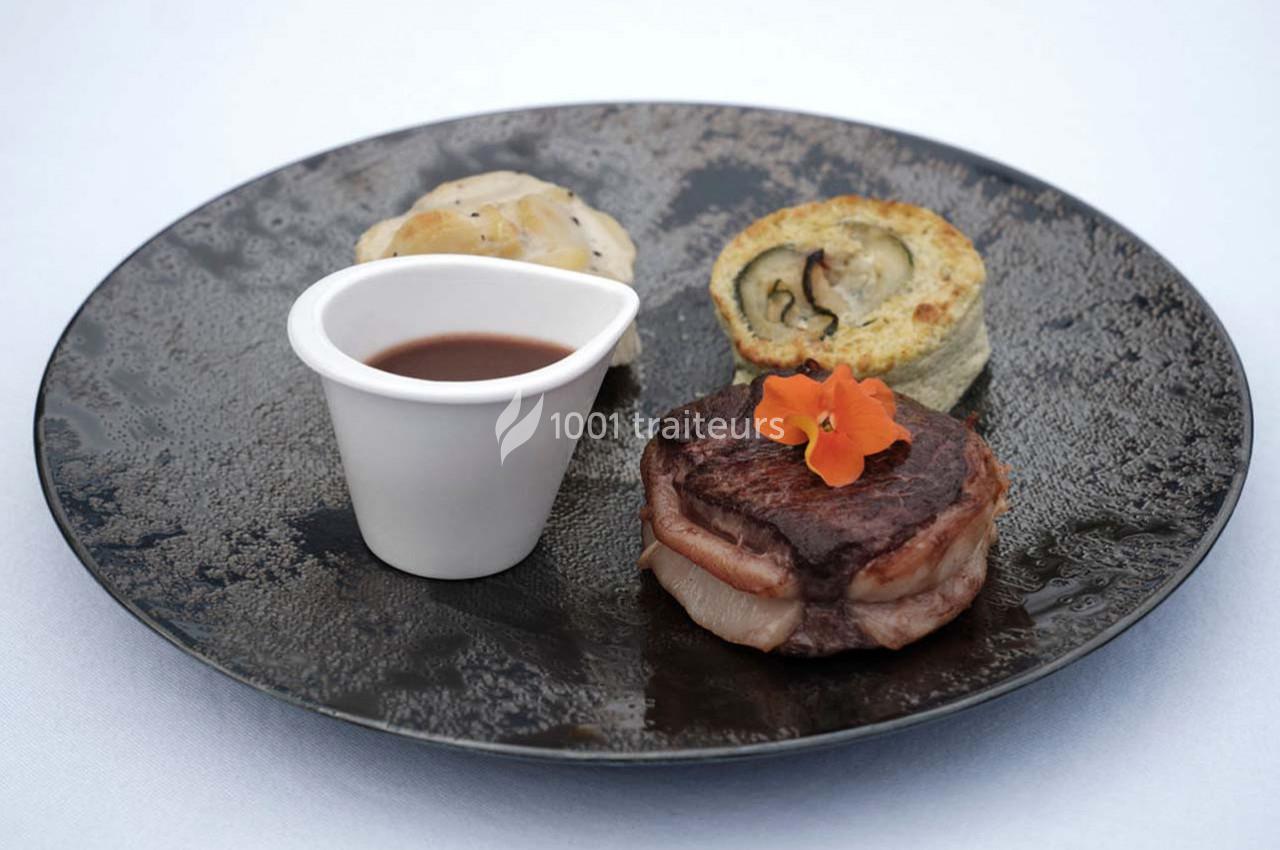 Traiteur Arsac (Gironde) - Domaine de Cordet #21 Assiette gastronomique avec viande, roulé de légumes, accompagnement et sauce servie dans une coupelle blanche.