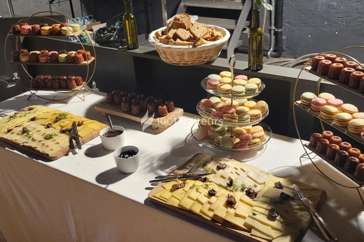 Traiteur Arsac (Gironde) - Domaine de Cordet #24 Buffet avec plateaux de fromages, macarons, cannelés, pain et olives, présenté sur une table blanche.