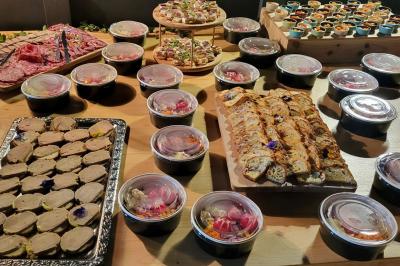 Miniature Traiteur Arsac (Gironde) - Domaine de Cordet #25 Un kiosque blanc au bord d'un étang avec une fontaine, entouré d'arbres et d'une réception en arrière-plan.