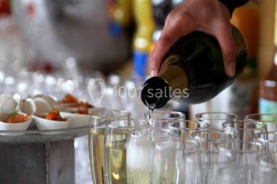 Plateau de canapés variés comprenant des bouchées salées et sucrées, disposées sur une table en inox.